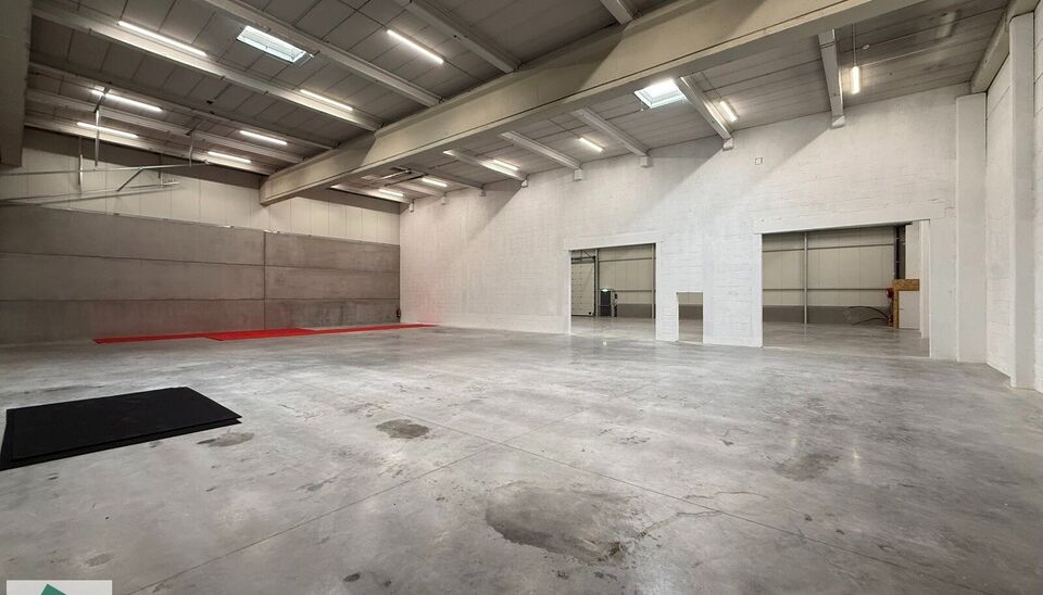 Langs de Pathoekeweg in Brugge verrijst binnenkort het KMO Park PORTIS, dit op de voormalige Philipssite. Met 49 afgewerkte KMO-Units, vari&euml;rend van 199m&sup2; tot 1183m&sup2;, verdeeld over nieuwbouw en vernieuwbouw bedrijfsgebouwen, biedt Portis een moderne en
