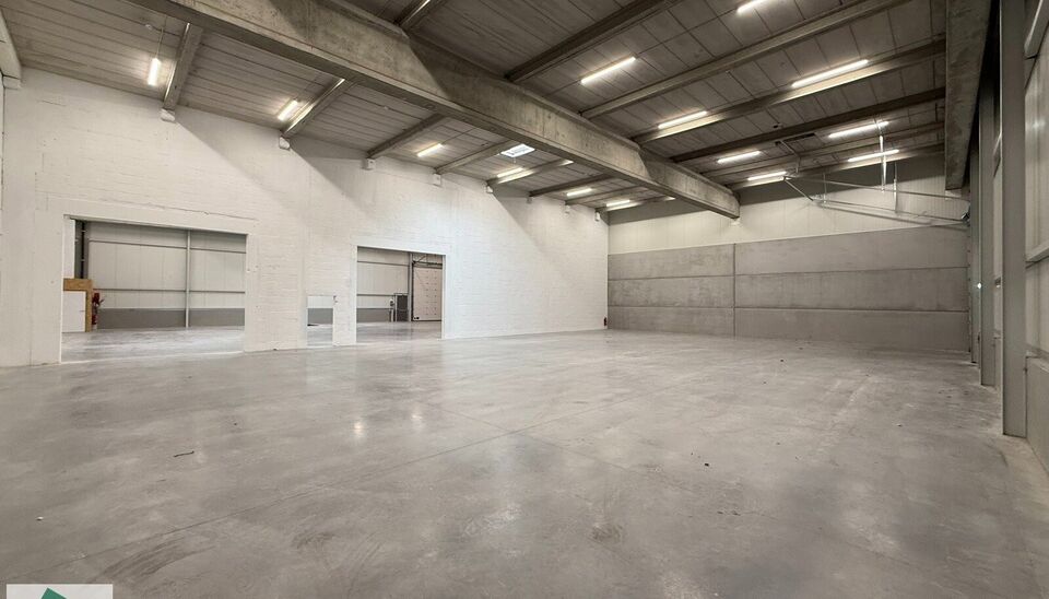 Langs de Pathoekeweg in Brugge verrijst binnenkort het KMO Park PORTIS, dit op de voormalige Philipssite. Met 49 afgewerkte KMO-Units, vari&euml;rend van 199m&sup2; tot 1183m&sup2;, verdeeld over nieuwbouw en vernieuwbouw bedrijfsgebouwen, biedt Portis een moderne en