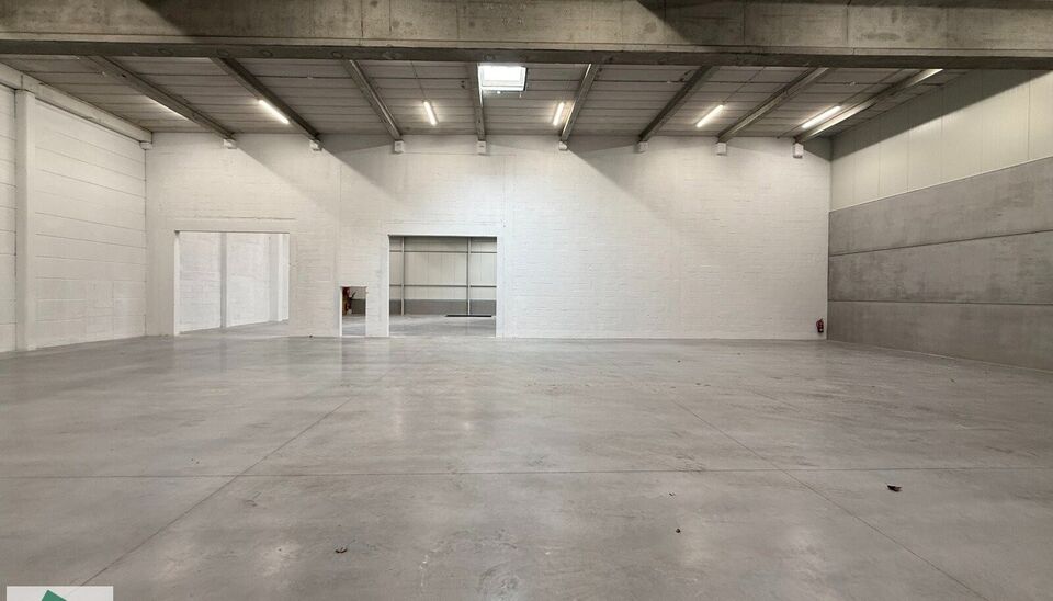 Langs de Pathoekeweg in Brugge verrijst binnenkort het KMO Park PORTIS, dit op de voormalige Philipssite. Met 49 afgewerkte KMO-Units, vari&euml;rend van 199m&sup2; tot 1183m&sup2;, verdeeld over nieuwbouw en vernieuwbouw bedrijfsgebouwen, biedt Portis een moderne en