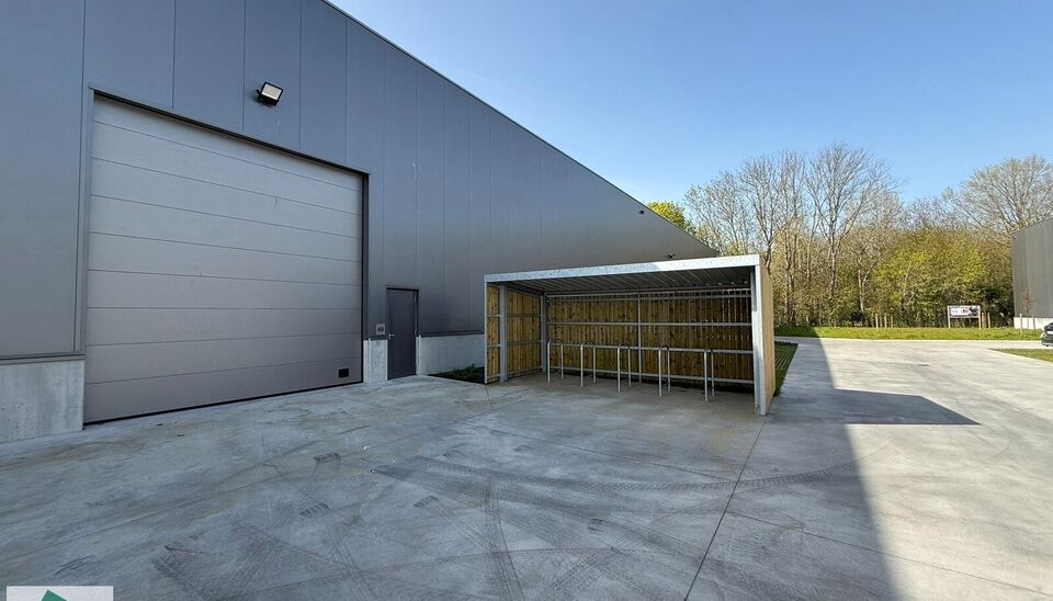 Langs de Pathoekeweg in Brugge verrijst binnenkort het KMO Park PORTIS, dit op de voormalige Philipssite. Met 49 afgewerkte KMO-Units, vari&euml;rend van 199m&sup2; tot 1183m&sup2;, verdeeld over nieuwbouw en vernieuwbouw bedrijfsgebouwen, biedt Portis een moderne en