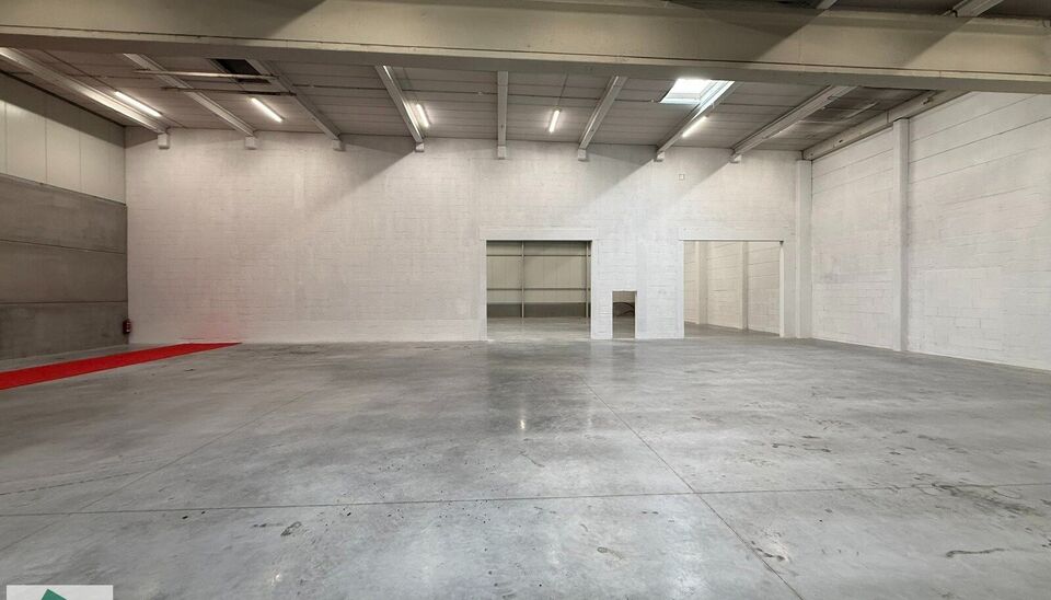 Langs de Pathoekeweg in Brugge verrijst binnenkort het KMO Park PORTIS, dit op de voormalige Philipssite. Met 49 afgewerkte KMO-Units, vari&euml;rend van 199m&sup2; tot 1183m&sup2;, verdeeld over nieuwbouw en vernieuwbouw bedrijfsgebouwen, biedt Portis een moderne en