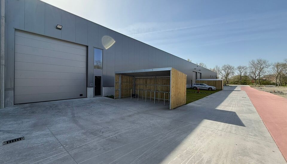 Langs de Pathoekeweg in Brugge verrijst binnenkort het KMO Park PORTIS, dit op de voormalige Philipssite. Met 49 afgewerkte KMO-Units, vari&euml;rend van 199m&sup2; tot 1183m&sup2;, verdeeld over nieuwbouw en vernieuwbouw bedrijfsgebouwen, biedt Portis een moderne en