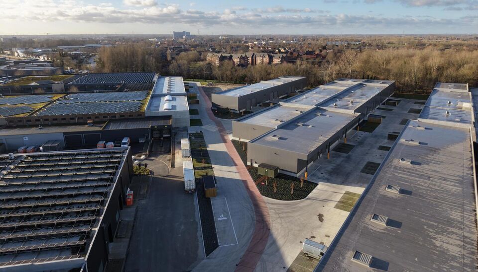 Langs de Pathoekeweg in Brugge verrijst binnenkort het KMO Park PORTIS, dit op de voormalige Philipssite. Met 49 afgewerkte KMO-Units, vari&euml;rend van 199m&sup2; tot 1183m&sup2;, verdeeld over nieuwbouw en vernieuwbouw bedrijfsgebouwen, biedt Portis een moderne en