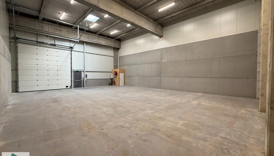Langs de Pathoekeweg in Brugge verrijst binnenkort het KMO Park PORTIS, dit op de voormalige Philipssite. Met 49 afgewerkte KMO-Units, vari&euml;rend van 199m&sup2; tot 1183m&sup2;, verdeeld over nieuwbouw en vernieuwbouw bedrijfsgebouwen, biedt Portis een moderne en