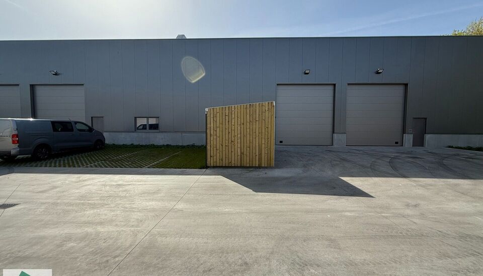 Langs de Pathoekeweg in Brugge verrijst binnenkort het KMO Park PORTIS, dit op de voormalige Philipssite. Met 49 afgewerkte KMO-Units, vari&euml;rend van 199m&sup2; tot 1183m&sup2;, verdeeld over nieuwbouw en vernieuwbouw bedrijfsgebouwen, biedt Portis een moderne en