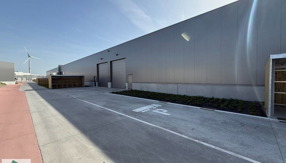 Langs de Pathoekeweg in Brugge verrijst binnenkort het KMO Park PORTIS, dit op de voormalige Philipssite. Met 49 afgewerkte KMO-Units, vari&euml;rend van 199m&sup2; tot 1183m&sup2;, verdeeld over nieuwbouw en vernieuwbouw bedrijfsgebouwen, biedt Portis een moderne en