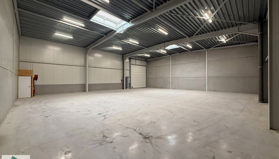 Langs de Pathoekeweg in Brugge verrijst binnenkort het KMO Park PORTIS, dit op de voormalige Philipssite. Met 49 afgewerkte KMO-Units, vari&euml;rend van 199m&sup2; tot 1183m&sup2;, verdeeld over nieuwbouw en vernieuwbouw bedrijfsgebouwen, biedt Portis een moderne en