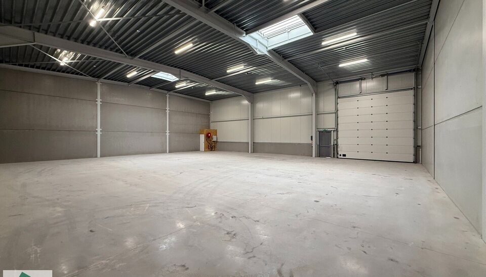 Langs de Pathoekeweg in Brugge verrijst binnenkort het KMO Park PORTIS, dit op de voormalige Philipssite. Met 49 afgewerkte KMO-Units, vari&euml;rend van 199m&sup2; tot 1183m&sup2;, verdeeld over nieuwbouw en vernieuwbouw bedrijfsgebouwen, biedt Portis een moderne en
