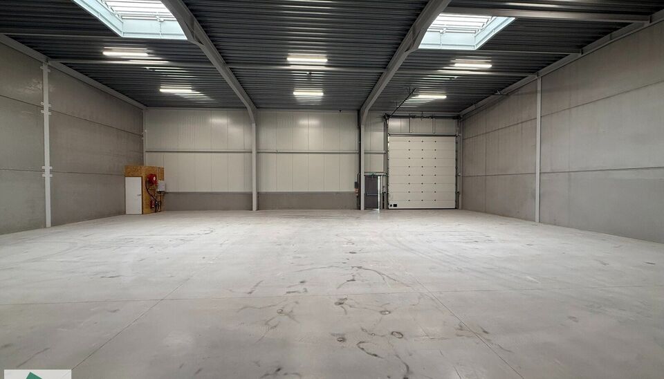 Langs de Pathoekeweg in Brugge verrijst binnenkort het KMO Park PORTIS, dit op de voormalige Philipssite. Met 49 afgewerkte KMO-Units, vari&euml;rend van 199m&sup2; tot 1183m&sup2;, verdeeld over nieuwbouw en vernieuwbouw bedrijfsgebouwen, biedt Portis een moderne en
