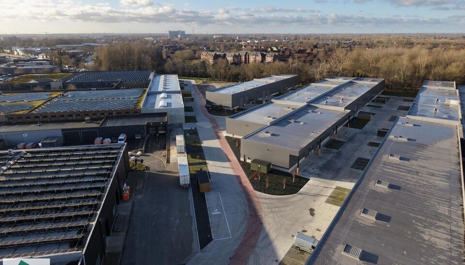 Langs de Pathoekeweg in Brugge verrijst binnenkort het KMO Park PORTIS, dit op de voormalige Philipssite. Met 53 afgewerkte KMO-Units, vari&euml;rend van 199m&sup2; tot 1183m&sup2;, verdeeld over nieuwbouw en vernieuwbouw bedrijfsgebouwen, biedt Portis een moderne en