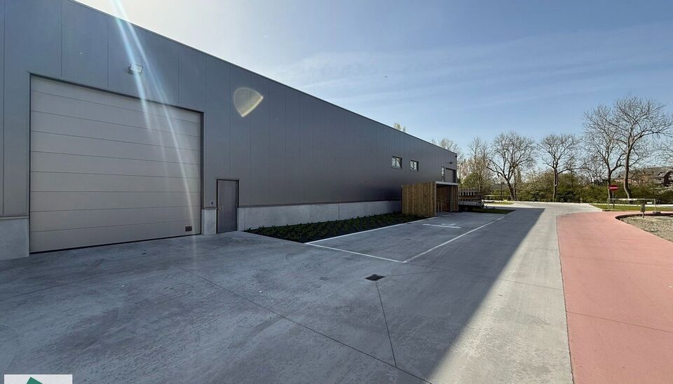 Langs de Pathoekeweg in Brugge verrijst binnenkort het KMO Park PORTIS, dit op de voormalige Philipssite. Met 53 afgewerkte KMO-Units, vari&euml;rend van 199m&sup2; tot 1183m&sup2;, verdeeld over nieuwbouw en vernieuwbouw bedrijfsgebouwen, biedt Portis een moderne en