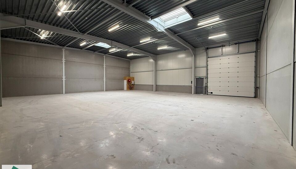 Langs de Pathoekeweg in Brugge verrijst binnenkort het KMO Park PORTIS, dit op de voormalige Philipssite. Met 53 afgewerkte KMO-Units, vari&euml;rend van 199m&sup2; tot 1183m&sup2;, verdeeld over nieuwbouw en vernieuwbouw bedrijfsgebouwen, biedt Portis een moderne en