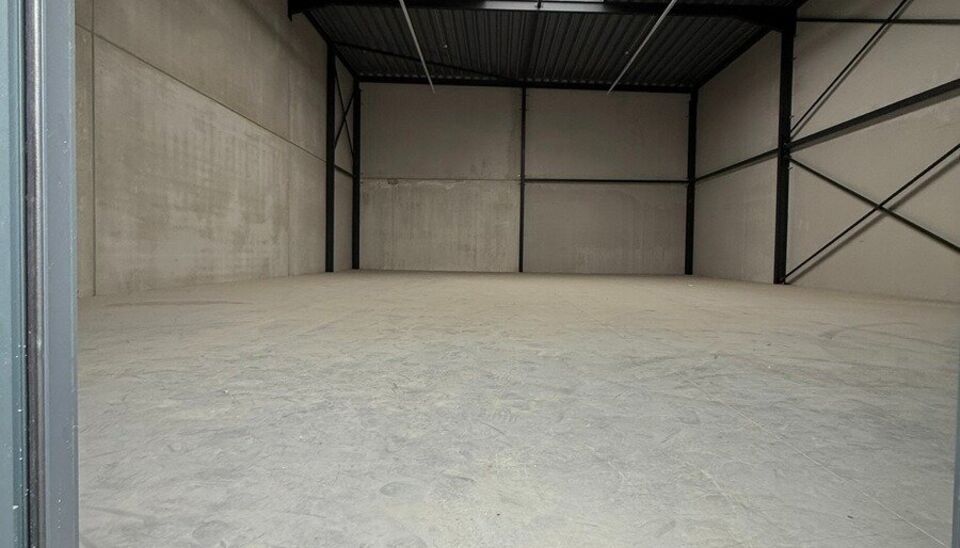 216m&sup2; magazijn te koop met 2 parkeerplaatsen (verplicht bij te kopen) op strategisch ligging ten zuiden van Brussel/Halle en ten noorden van Saintes/Tubize, met uitstekende bereikbaarheid via de E429 en de Ring van Brussel.

De loods heeft een vrije hoog
