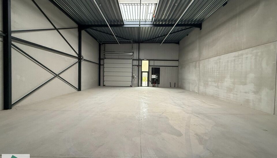 216m&sup2; magazijn te koop met 2 parkeerplaatsen (verplicht bij te kopen) op strategisch ligging ten zuiden van Brussel/Halle en ten noorden van Saintes/Tubize, met uitstekende bereikbaarheid via de E429 en de Ring van Brussel.

De loods heeft een vrije hoog