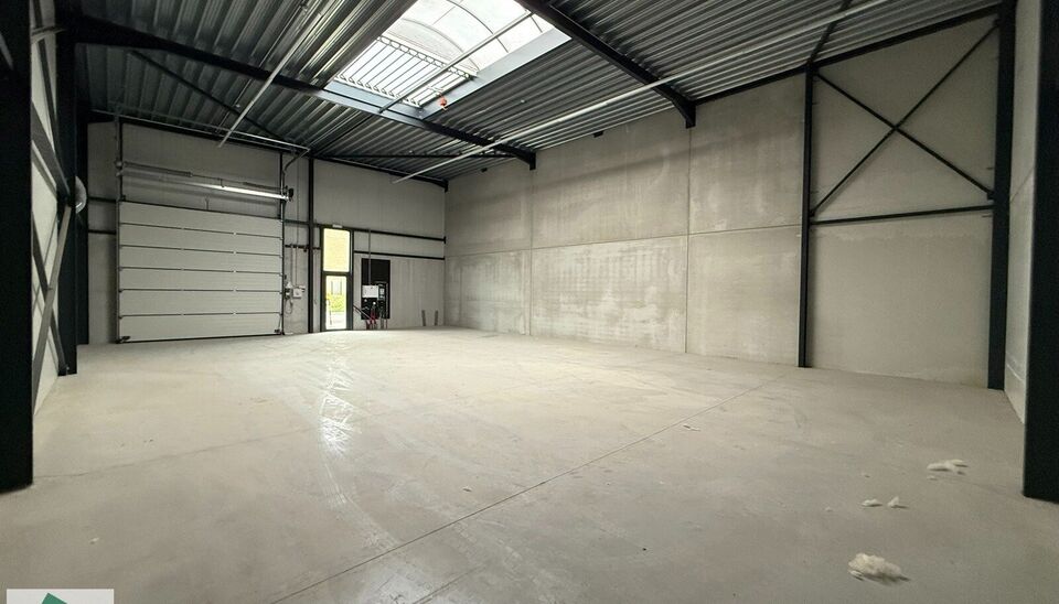 216m&sup2; magazijn te koop met 2 parkeerplaatsen (verplicht bij te kopen) op strategisch ligging ten zuiden van Brussel/Halle en ten noorden van Saintes/Tubize, met uitstekende bereikbaarheid via de E429 en de Ring van Brussel.

De loods heeft een vrije hoog