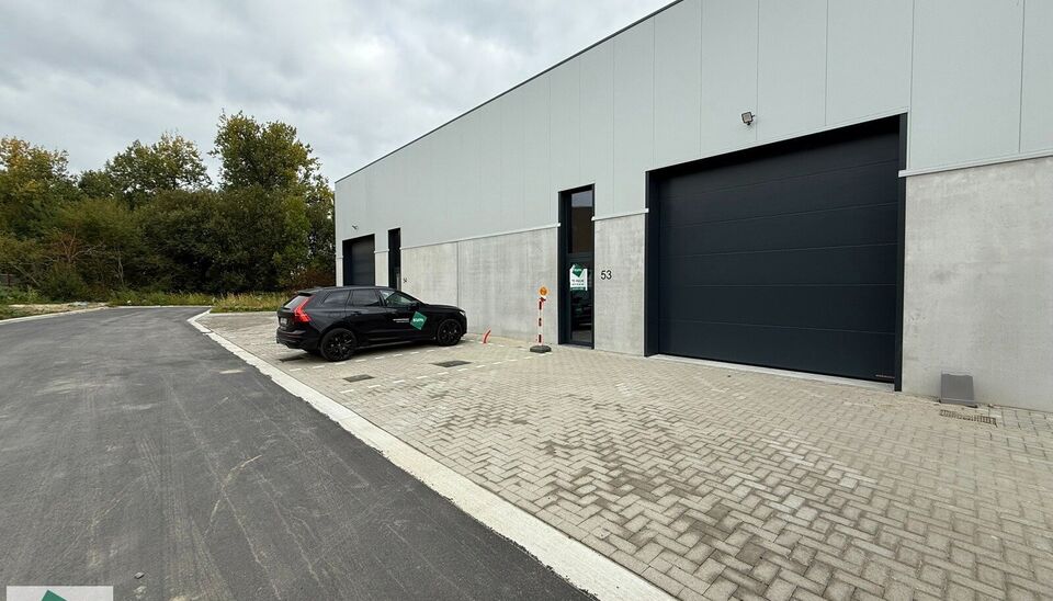 216m&sup2; magazijn te koop met 2 parkeerplaatsen (verplicht bij te kopen) op strategisch ligging ten zuiden van Brussel/Halle en ten noorden van Saintes/Tubize, met uitstekende bereikbaarheid via de E429 en de Ring van Brussel.

De loods heeft een vrije hoog