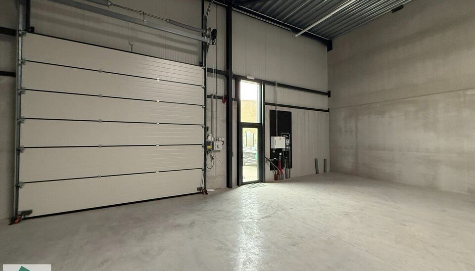 216m&sup2; magazijn te koop met 2 parkeerplaatsen (verplicht bij te kopen) op strategisch ligging ten zuiden van Brussel/Halle en ten noorden van Saintes/Tubize, met uitstekende bereikbaarheid via de E429 en de Ring van Brussel.

De loods heeft een vrije hoog
