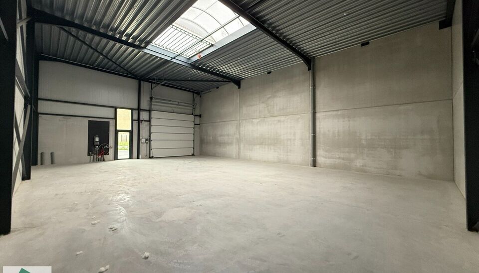Deze moderne KMO-units, vari&euml;rend van 130 m&sup2; tot 312 m&sup2; (samenvoegbaar), maken deel uit van een nieuw bedrijvenpark. Strategisch gelegen ten zuiden van Brussel/Halle en ten noorden van Saintes/Tubize, met uitstekende bereikbaarheid via de E429 en de Ri