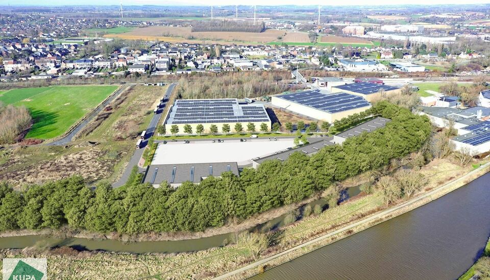 Deze moderne KMO-units, variërend van 130 m² tot 312 m² (samenvoegbaar), maken deel uit van een nieuw bedrijvenpark. Strategisch gelegen ten zuiden van Brussel/Halle en ten noorden van Saintes/Tubize, met uitstekende bereikbaarheid via de E429 en de Ri