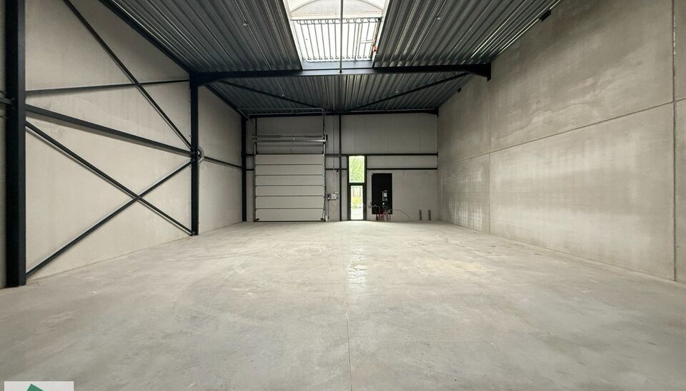 Deze moderne KMO-units, vari&euml;rend van 130 m&sup2; tot 312 m&sup2; (samenvoegbaar), maken deel uit van een nieuw bedrijvenpark. Strategisch gelegen ten zuiden van Brussel/Halle en ten noorden van Saintes/Tubize, met uitstekende bereikbaarheid via de E429 en de Ri