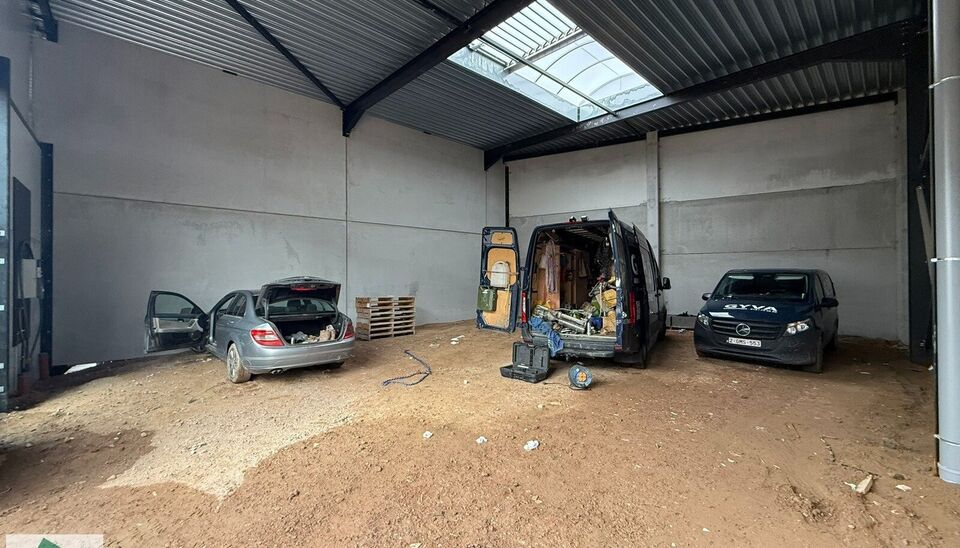 Nieuwbouw magazijn te koop vanaf 186m&sup2; tot 323m&sup2; in bedrijvenpark te Herzele. 
Deze KMO-unit is strategisch gelegen langs de Hoogstraat in Herzele, een vlot bereikbare locatie voor zowel lokale ondernemers als bedrijven die actief zijn in de ruimere reg