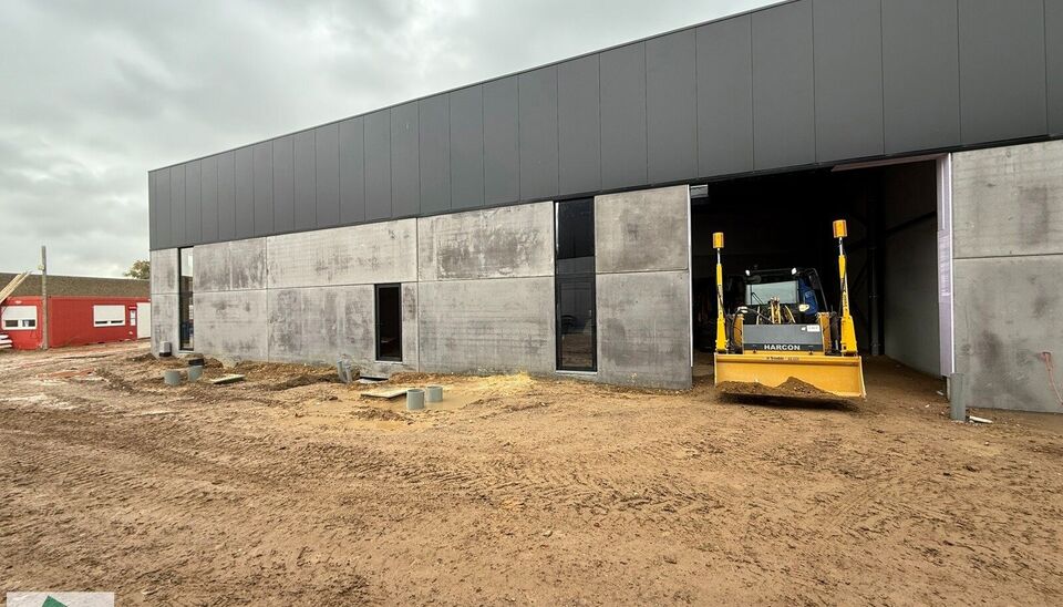 Nieuwbouw magazijn te koop vanaf 186m&sup2; tot 323m&sup2; in bedrijvenpark te Herzele. 
Deze KMO-unit is strategisch gelegen langs de Hoogstraat in Herzele, een vlot bereikbare locatie voor zowel lokale ondernemers als bedrijven die actief zijn in de ruimere reg