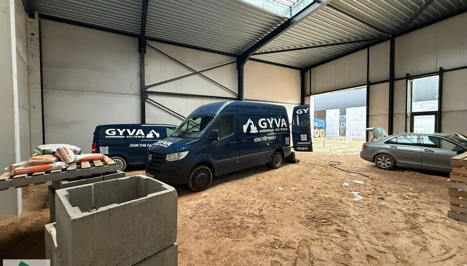 Nieuwbouw magazijn te koop vanaf 186m&sup2; tot 323m&sup2; in bedrijvenpark te Herzele. 
Deze KMO-unit is strategisch gelegen langs de Hoogstraat in Herzele, een vlot bereikbare locatie voor zowel lokale ondernemers als bedrijven die actief zijn in de ruimere reg