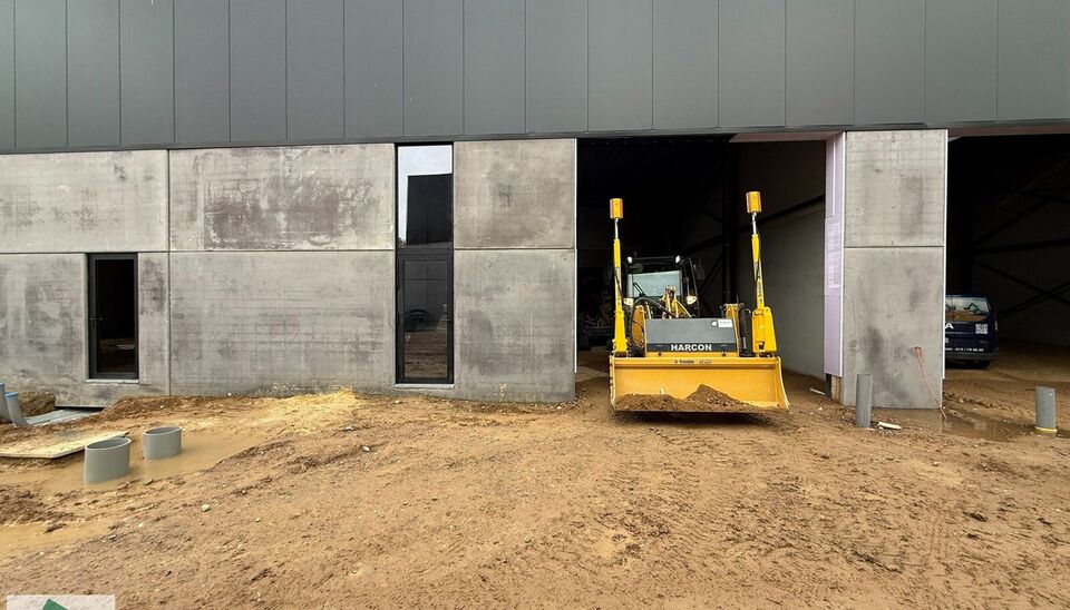 Nieuwbouw magazijn te koop vanaf 186m&sup2; tot 323m&sup2; in bedrijvenpark te Herzele. 
Deze KMO-unit is strategisch gelegen langs de Hoogstraat in Herzele, een vlot bereikbare locatie voor zowel lokale ondernemers als bedrijven die actief zijn in de ruimere reg