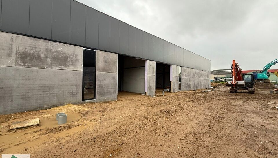 Nieuwbouw magazijn te koop vanaf 186m&sup2; tot 323m&sup2; in bedrijvenpark te Herzele. 
Deze KMO-unit is strategisch gelegen langs de Hoogstraat in Herzele, een vlot bereikbare locatie voor zowel lokale ondernemers als bedrijven die actief zijn in de ruimere reg