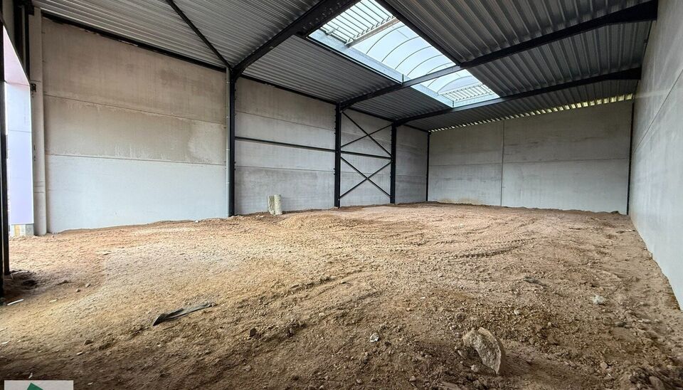 Nieuwbouw magazijn te koop vanaf 186m&sup2; tot 323m&sup2; in bedrijvenpark te Herzele. 
Deze KMO-unit is strategisch gelegen langs de Hoogstraat in Herzele, een vlot bereikbare locatie voor zowel lokale ondernemers als bedrijven die actief zijn in de ruimere reg