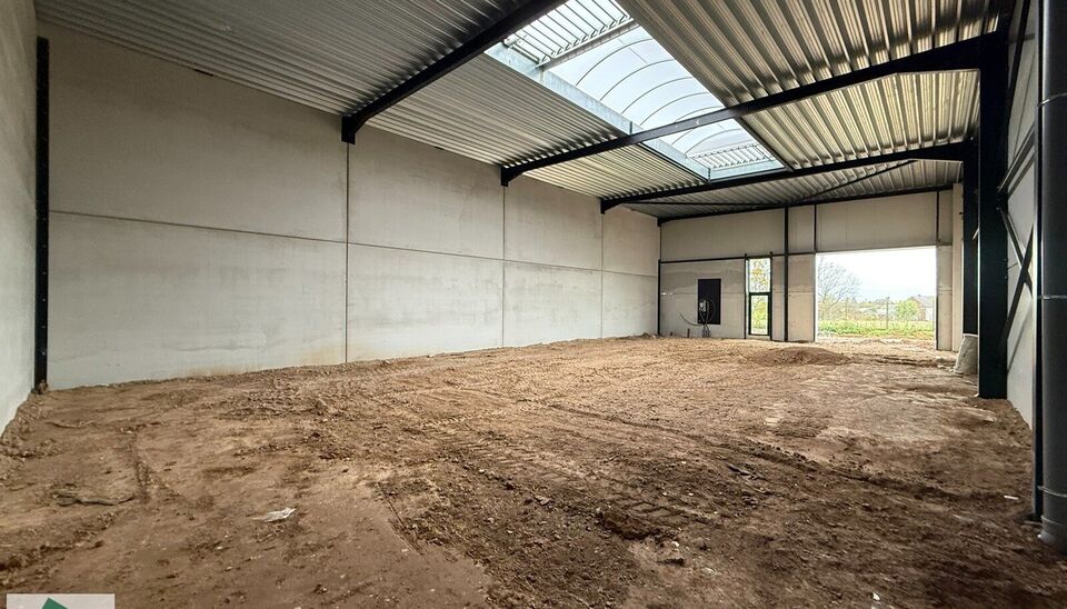 Nieuwbouw magazijn te koop vanaf 186m&sup2; tot 323m&sup2; in bedrijvenpark te Herzele. 
Deze KMO-unit is strategisch gelegen langs de Hoogstraat in Herzele, een vlot bereikbare locatie voor zowel lokale ondernemers als bedrijven die actief zijn in de ruimere reg