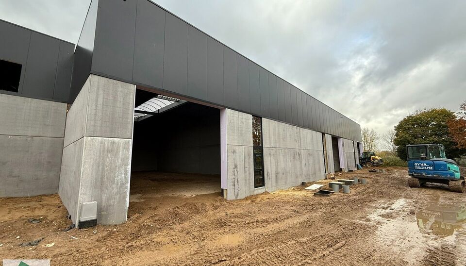 Nieuwbouw magazijn te koop vanaf 186m&sup2; tot 323m&sup2; in bedrijvenpark te Herzele. 
Deze KMO-unit is strategisch gelegen langs de Hoogstraat in Herzele, een vlot bereikbare locatie voor zowel lokale ondernemers als bedrijven die actief zijn in de ruimere reg
