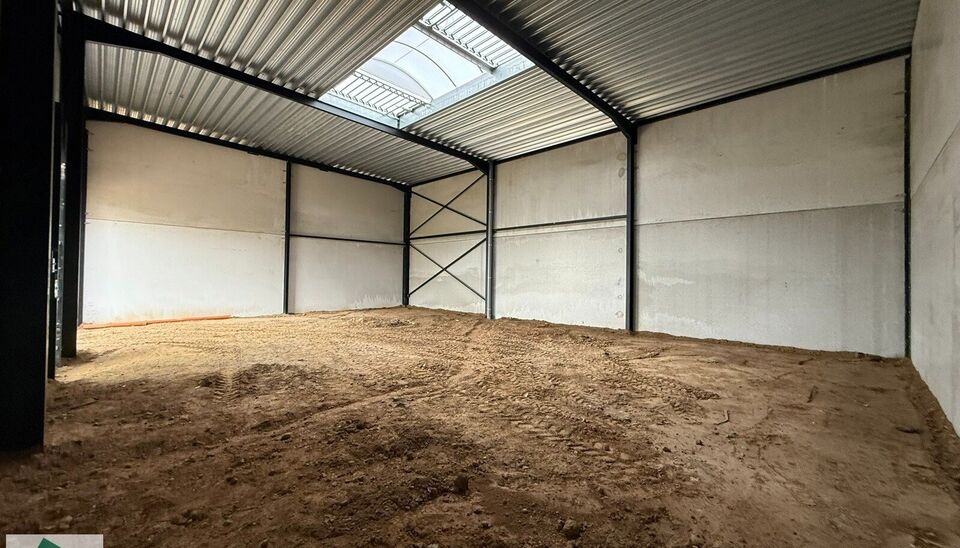 Nieuwbouw magazijn te koop vanaf 186m&sup2; tot 323m&sup2; in bedrijvenpark te Herzele. 
Deze KMO-unit is strategisch gelegen langs de Hoogstraat in Herzele, een vlot bereikbare locatie voor zowel lokale ondernemers als bedrijven die actief zijn in de ruimere reg