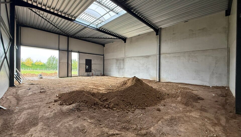 Nieuwbouw magazijn te koop vanaf 186m&sup2; tot 323m&sup2; in bedrijvenpark te Herzele. 
Deze KMO-unit is strategisch gelegen langs de Hoogstraat in Herzele, een vlot bereikbare locatie voor zowel lokale ondernemers als bedrijven die actief zijn in de ruimere reg