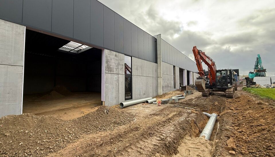 Nieuwbouw magazijn te koop vanaf 186m&sup2; tot 323m&sup2; in bedrijvenpark te Herzele. 
Deze KMO-unit is strategisch gelegen langs de Hoogstraat in Herzele, een vlot bereikbare locatie voor zowel lokale ondernemers als bedrijven die actief zijn in de ruimere reg