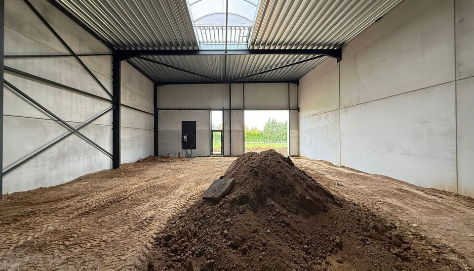 Nieuwbouw magazijn te koop vanaf 186m&sup2; tot 323m&sup2; in bedrijvenpark te Herzele. 
Deze KMO-unit is strategisch gelegen langs de Hoogstraat in Herzele, een vlot bereikbare locatie voor zowel lokale ondernemers als bedrijven die actief zijn in de ruimere reg