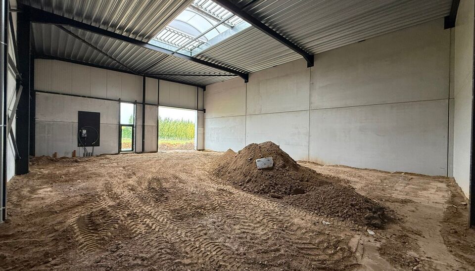 Nieuwbouw magazijn te koop vanaf 186m&sup2; tot 323m&sup2; in bedrijvenpark te Herzele. 
Deze KMO-unit is strategisch gelegen langs de Hoogstraat in Herzele, een vlot bereikbare locatie voor zowel lokale ondernemers als bedrijven die actief zijn in de ruimere reg