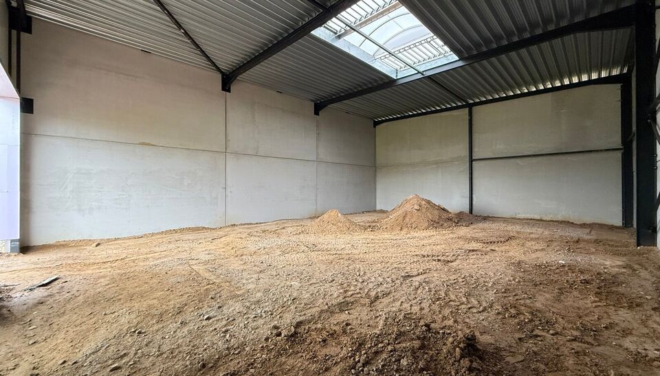 Nieuwbouw magazijn te koop vanaf 186m&sup2; tot 323m&sup2; in bedrijvenpark te Herzele. 
Deze KMO-unit is strategisch gelegen langs de Hoogstraat in Herzele, een vlot bereikbare locatie voor zowel lokale ondernemers als bedrijven die actief zijn in de ruimere reg