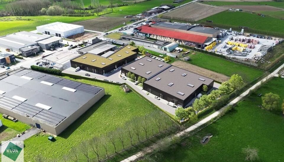 Nieuwbouw magazijn te koop vanaf 186m&sup2; tot 323m&sup2; in bedrijvenpark te Herzele. 
Deze KMO-unit is strategisch gelegen langs de Hoogstraat in Herzele, een vlot bereikbare locatie voor zowel lokale ondernemers als bedrijven die actief zijn in de ruimere reg
