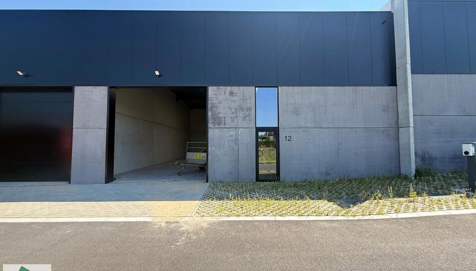 Nieuwbouw magazijn te koop vanaf 186m&sup2; tot 323m&sup2; in bedrijvenpark te Herzele. 
Deze KMO-unit is strategisch gelegen langs de Hoogstraat in Herzele, een vlot bereikbare locatie voor zowel lokale ondernemers als bedrijven die actief zijn in de ruimere reg