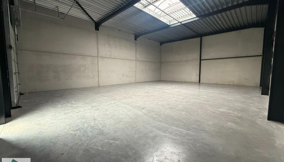 Nieuwbouw magazijn te koop vanaf 186m&sup2; tot 323m&sup2; in bedrijvenpark te Herzele. 
Deze KMO-unit is strategisch gelegen langs de Hoogstraat in Herzele, een vlot bereikbare locatie voor zowel lokale ondernemers als bedrijven die actief zijn in de ruimere reg