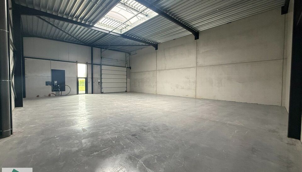Nieuwbouw magazijn te koop vanaf 186m&sup2; tot 323m&sup2; in bedrijvenpark te Herzele. 
Deze KMO-unit is strategisch gelegen langs de Hoogstraat in Herzele, een vlot bereikbare locatie voor zowel lokale ondernemers als bedrijven die actief zijn in de ruimere reg