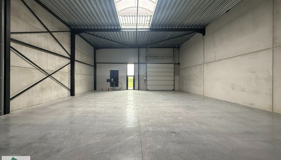 Nieuwbouw magazijn te koop vanaf 186m&sup2; tot 323m&sup2; in bedrijvenpark te Herzele. 
Deze KMO-unit is strategisch gelegen langs de Hoogstraat in Herzele, een vlot bereikbare locatie voor zowel lokale ondernemers als bedrijven die actief zijn in de ruimere reg