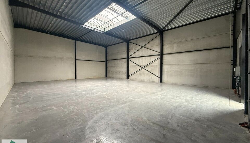 Nieuwbouw magazijn te koop vanaf 186m&sup2; tot 323m&sup2; in bedrijvenpark te Herzele. 
Deze KMO-unit is strategisch gelegen langs de Hoogstraat in Herzele, een vlot bereikbare locatie voor zowel lokale ondernemers als bedrijven die actief zijn in de ruimere reg