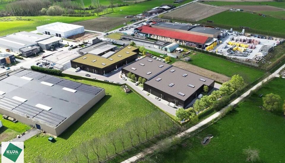 Nieuwbouw magazijn te koop vanaf 186m&sup2; tot 323m&sup2; in bedrijvenpark te Herzele. 
Deze KMO-unit is strategisch gelegen langs de Hoogstraat in Herzele, een vlot bereikbare locatie voor zowel lokale ondernemers als bedrijven die actief zijn in de ruimere reg