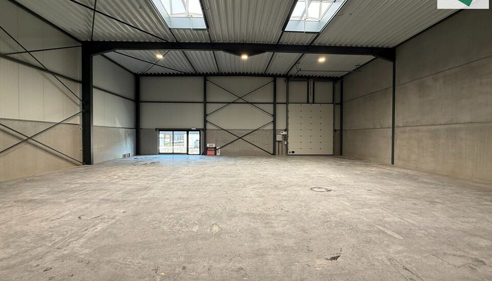 Het nieuwe bedrijvencentrum Steenpoort is strategisch gelegen in Hooglede (West-Vlaanderen), met een uitstekende zichtlocatie langs de N32 en vlotte verbinding naar de R32, in de bedrijvenzone &ldquo;Stoomtuig Gits&rdquo;. Het project omvat 24 kwalitatieve KMO-un