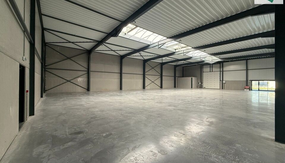 Het nieuwe bedrijvencentrum Steenpoort is strategisch gelegen in Hooglede (West-Vlaanderen), met een uitstekende zichtlocatie langs de N32 en vlotte verbinding naar de R32, in de bedrijvenzone &ldquo;Stoomtuig Gits&rdquo;. Het project omvat 24 kwalitatieve KMO-un