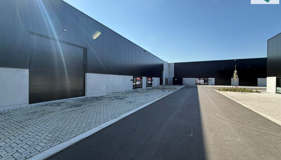 Het nieuwe bedrijvencentrum Steenpoort is strategisch gelegen in Hooglede (West-Vlaanderen), met een uitstekende zichtlocatie langs de N32 en vlotte verbinding naar de R32, in de bedrijvenzone &ldquo;Stoomtuig Gits&rdquo;. Het project omvat 24 kwalitatieve KMO-un