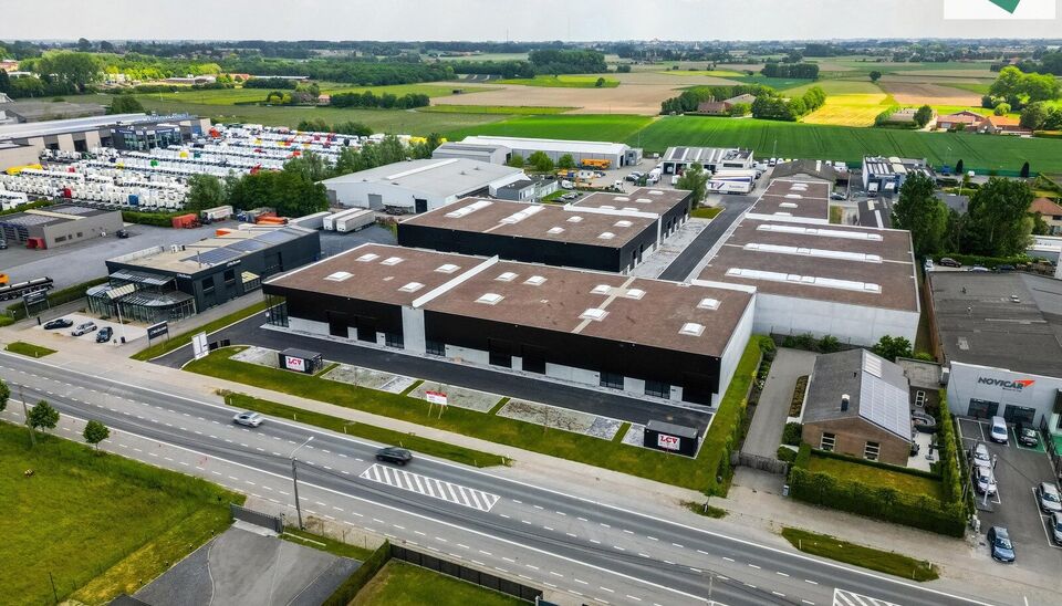 Het nieuwe bedrijvencentrum Steenpoort is strategisch gelegen in Hooglede (West-Vlaanderen), met een uitstekende zichtlocatie langs de N32 en vlotte verbinding naar de R32, in de bedrijvenzone &ldquo;Stoomtuig Gits&rdquo;. Het project omvat 24 kwalitatieve KMO-un