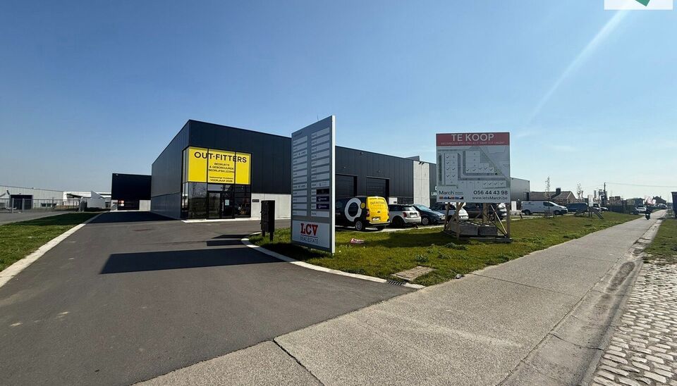 Het nieuwe bedrijvencentrum Steenpoort is strategisch gelegen in Hooglede (West-Vlaanderen), met een uitstekende zichtlocatie langs de N32 en vlotte verbinding naar de R32, in de bedrijvenzone &ldquo;Stoomtuig Gits&rdquo;. Het project omvat 24 kwalitatieve KMO-un